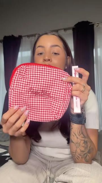 Luisa sharing a beauty unboxing with her audience